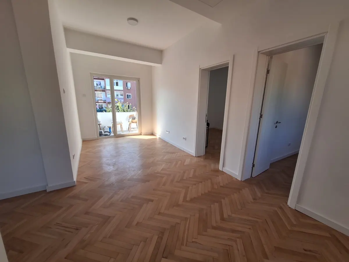 Renoviran stan / poslovni prostor 54 m² — centar