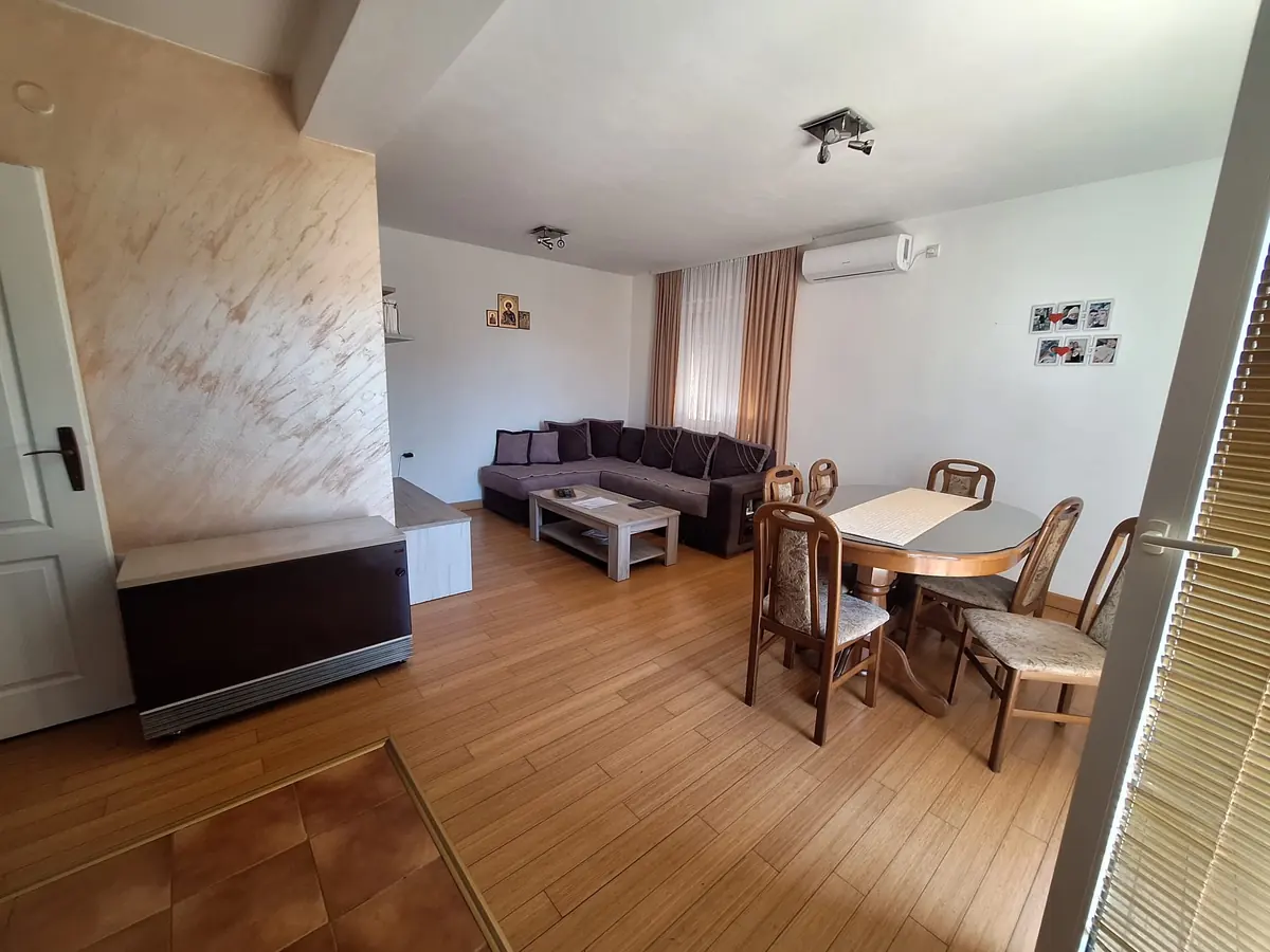 Stan 54 m² sa parkingom — Pantelej