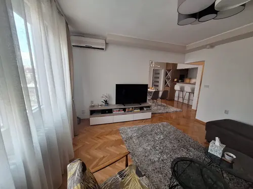 Moderno opremljen stan 64 m² — Nade Tomić, centar — fotografija 1
