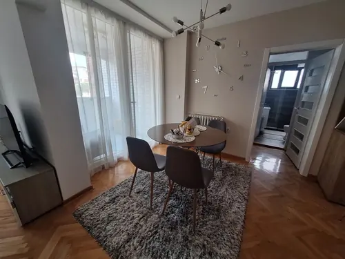 Moderno opremljen stan 64 m² — Nade Tomić, centar — fotografija 3